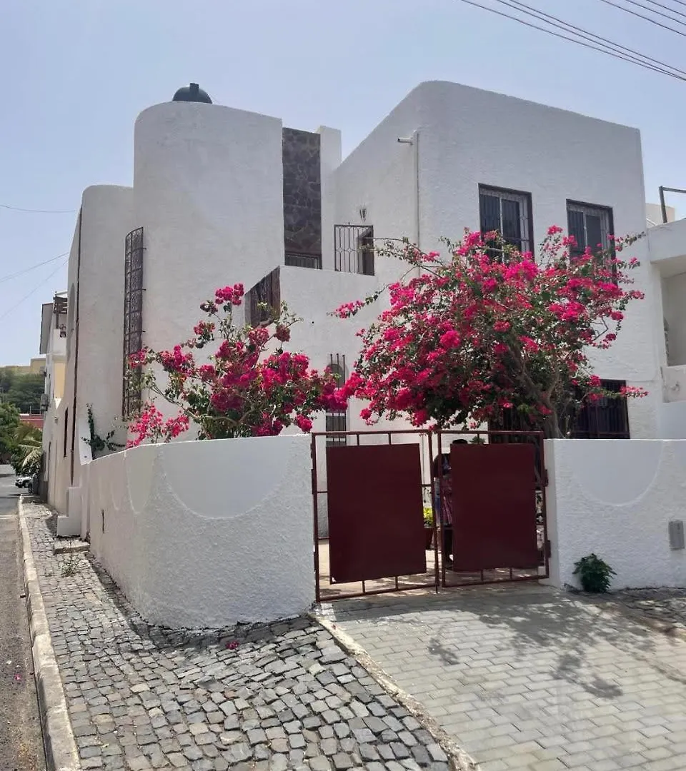 Casa Estrela - Sea & Art Guesthouse Praia